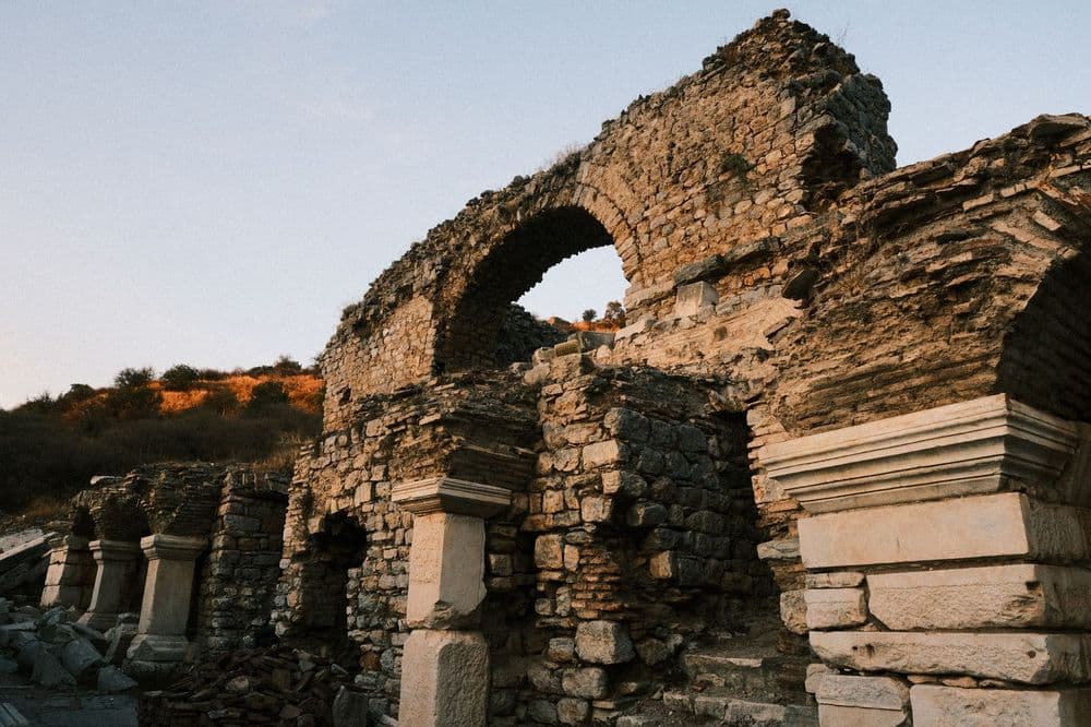 Phaselis Antik Kenti ve Plaj Rehberi: Tarih, Koylar ve Ulaşım